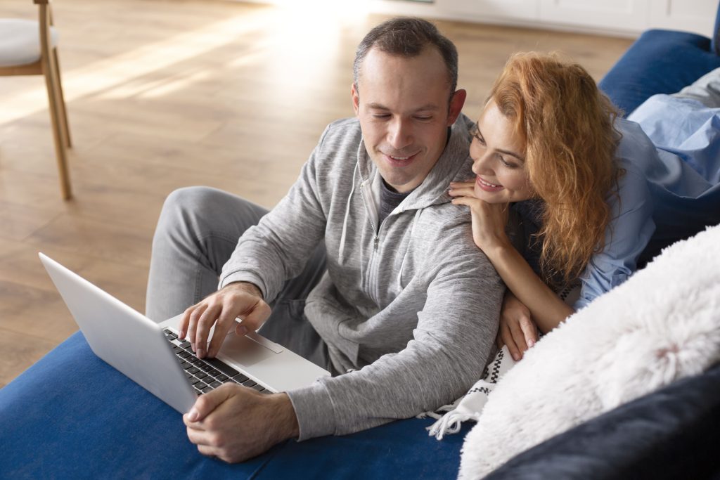 Pourquoi souscrire à une assurance auto et habitation en ligne ?