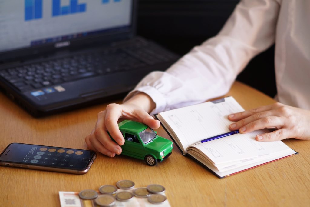 Trouver une assurance auto pas cher en ligne: nos astuces